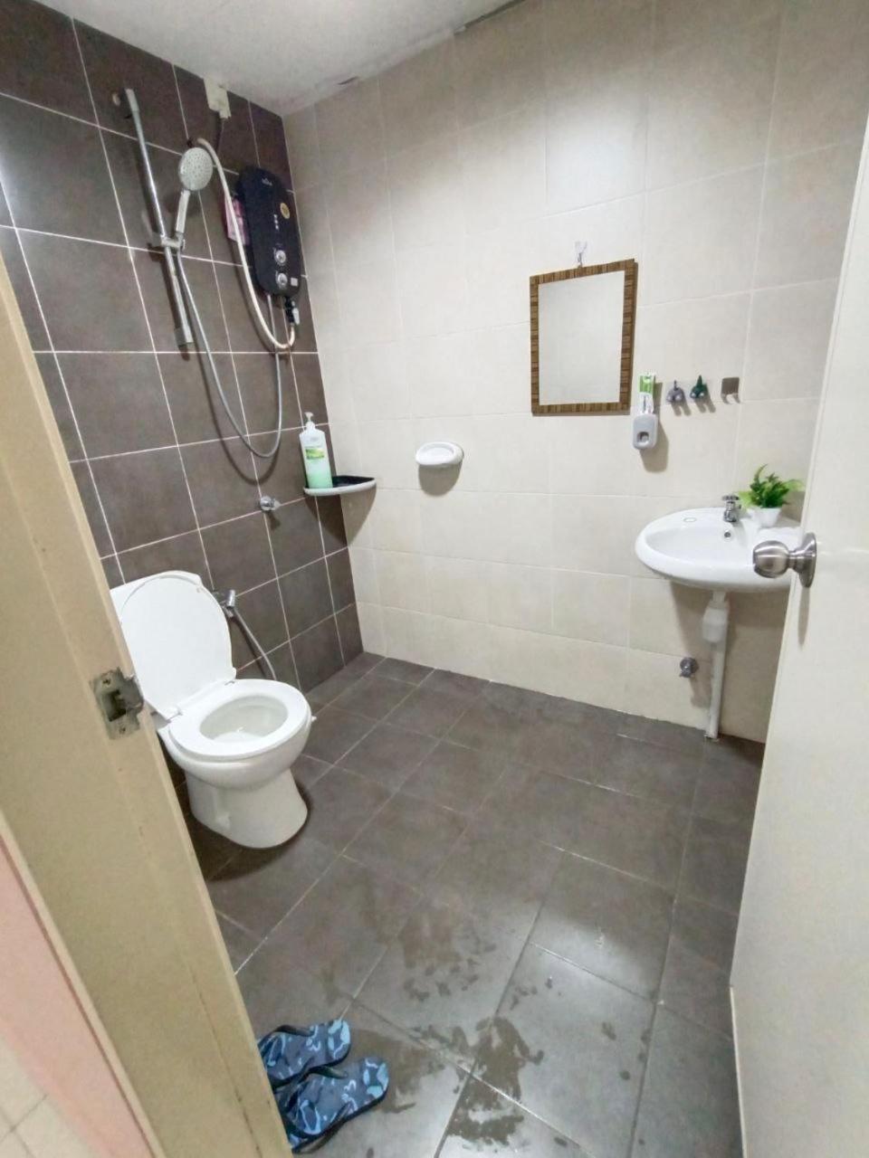Nena Homestay Setia Alam, Air Conditioned, High Speed Internet Шах Алам Екстериор снимка